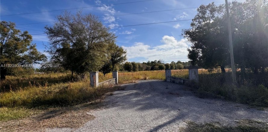 Propiedad comercial en Clewiston, Florida № 1982320