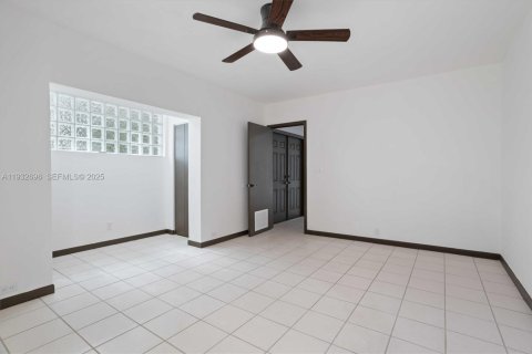 Casa en alquiler en Cutler Bay, Florida, 5 dormitorios, 315.87 m2 № 1991286 - foto 13