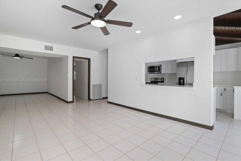 Casa en alquiler en Cutler Bay, Florida, 5 dormitorios, 315.87 m2 № 1991286 - foto 21