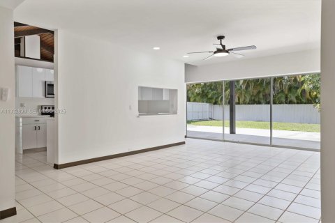 Casa en alquiler en Cutler Bay, Florida, 5 dormitorios, 315.87 m2 № 1991286 - foto 23