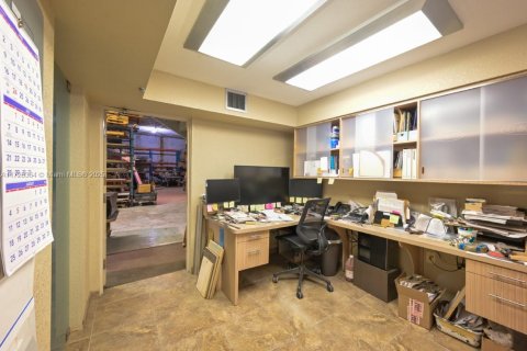Propiedad comercial en venta en Miami, Florida № 1702823 - foto 9