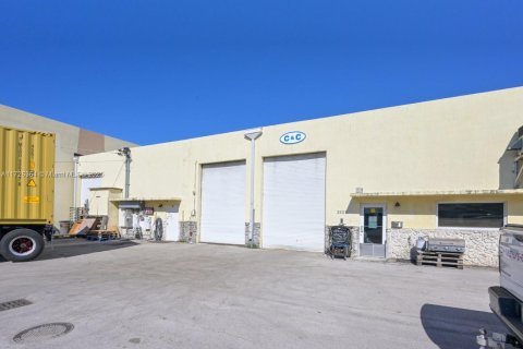 Propiedad comercial en venta en Miami, Florida № 1702823 - foto 14