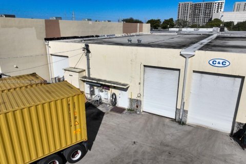 Propiedad comercial en venta en Miami, Florida № 1702823 - foto 13