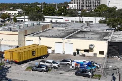 Propiedad comercial en venta en Miami, Florida № 1702823 - foto 12