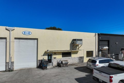 Propiedad comercial en venta en Miami, Florida № 1702823 - foto 15