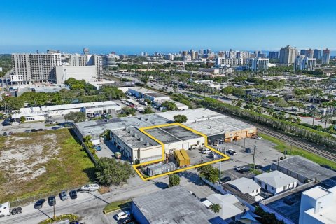 Propiedad comercial en venta en Miami, Florida № 1702823 - foto 1
