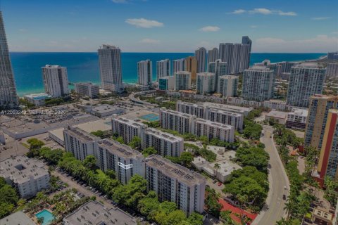 Condominio en venta en Sunny Isles Beach, Florida, 2 dormitorios, 83.05 m2 № 2274973 - foto 6