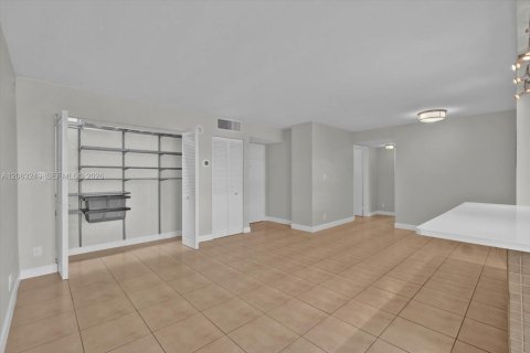 Condominio en venta en Sunny Isles Beach, Florida, 2 dormitorios, 83.05 m2 № 2274973 - foto 10