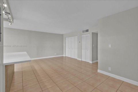 Condominio en venta en Sunny Isles Beach, Florida, 2 dormitorios, 83.05 m2 № 2274973 - foto 9