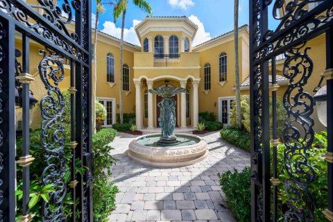 House in Boca Raton, Florida 8 bedrooms, 850.52 sq.m. № 2146966 - photo 9