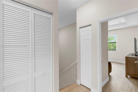 Townhouse in Hialeah, Florida 3 bedrooms, 137.77 sq.m. № 2000303 - photo 16