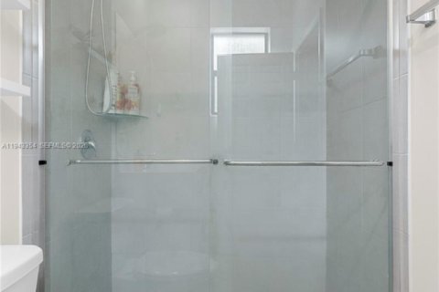 Townhouse in Hialeah, Florida 3 bedrooms, 137.77 sq.m. № 2000303 - photo 24