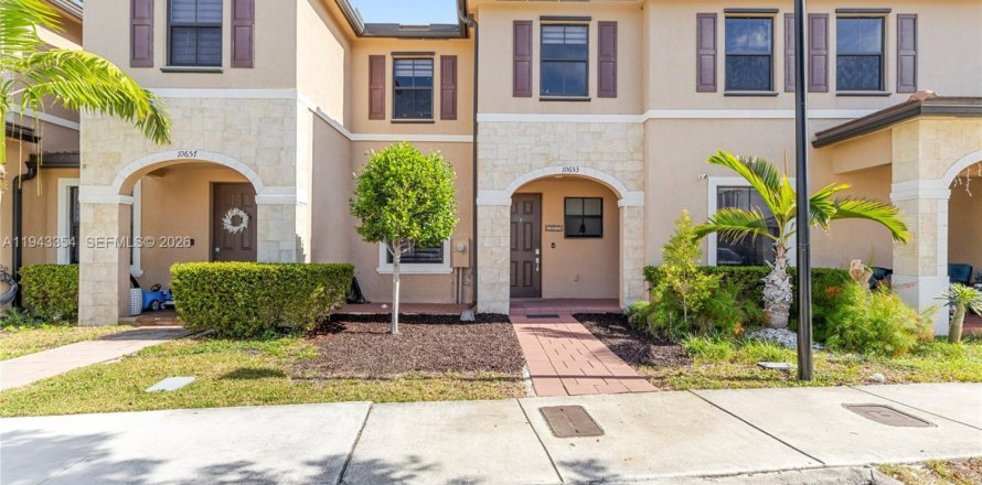 Townhouse in Hialeah, Florida 3 bedrooms, 137.77 sq.m. № 2000303