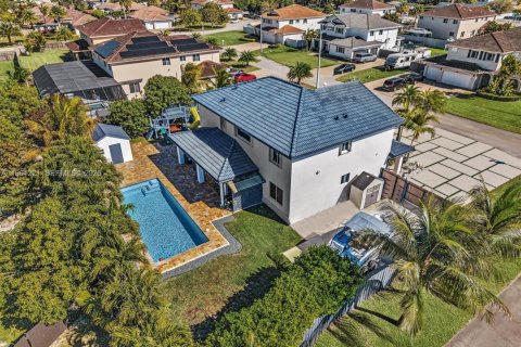 House in Miami, Florida 5 bedrooms, 290.97 sq.m. № 2022123 - photo 2