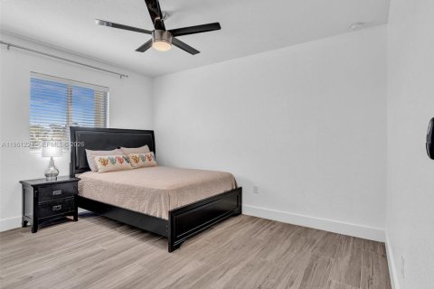 House in Miami, Florida 5 bedrooms, 290.97 sq.m. № 2022123 - photo 28