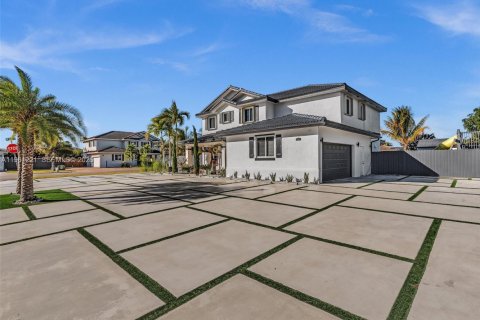 House in Miami, Florida 5 bedrooms, 290.97 sq.m. № 2022123 - photo 5