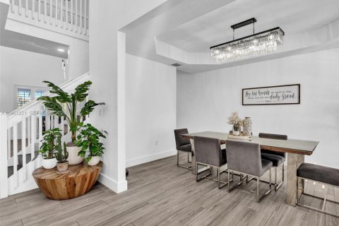 House in Miami, Florida 5 bedrooms, 290.97 sq.m. № 2022123 - photo 12