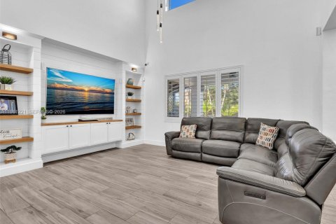 House in Miami, Florida 5 bedrooms, 290.97 sq.m. № 2022123 - photo 15