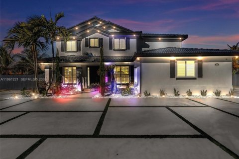 House in Miami, Florida 5 bedrooms, 290.97 sq.m. № 2022123 - photo 4