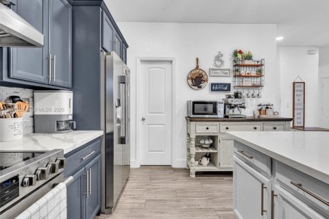 House in Miami, Florida 5 bedrooms, 290.97 sq.m. № 2022123 - photo 20