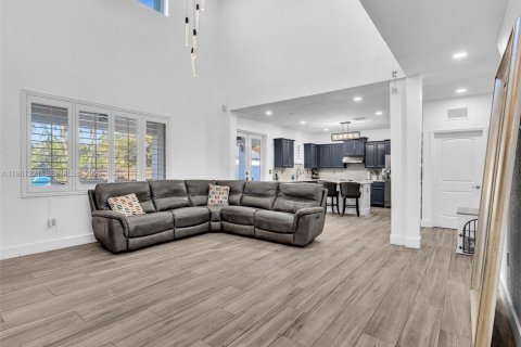 House in Miami, Florida 5 bedrooms, 290.97 sq.m. № 2022123 - photo 14