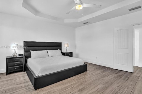 House in Miami, Florida 5 bedrooms, 290.97 sq.m. № 2022123 - photo 24