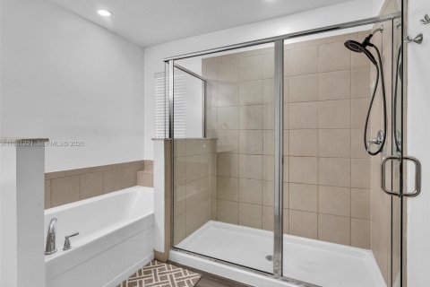 House in Miami, Florida 5 bedrooms, 290.97 sq.m. № 2022123 - photo 27