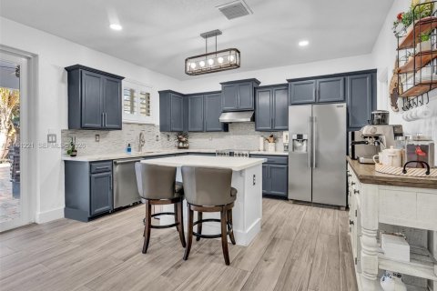 House in Miami, Florida 5 bedrooms, 290.97 sq.m. № 2022123 - photo 17