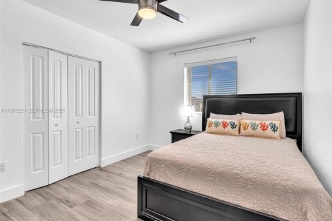 House in Miami, Florida 5 bedrooms, 290.97 sq.m. № 2022123 - photo 29