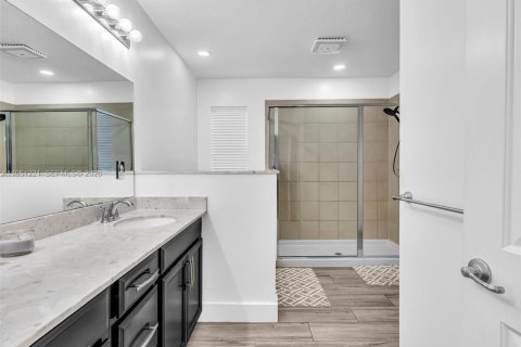 House in Miami, Florida 5 bedrooms, 290.97 sq.m. № 2022123 - photo 25