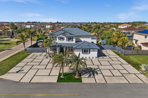 House in Miami, Florida 5 bedrooms, 290.97 sq.m. № 2022123