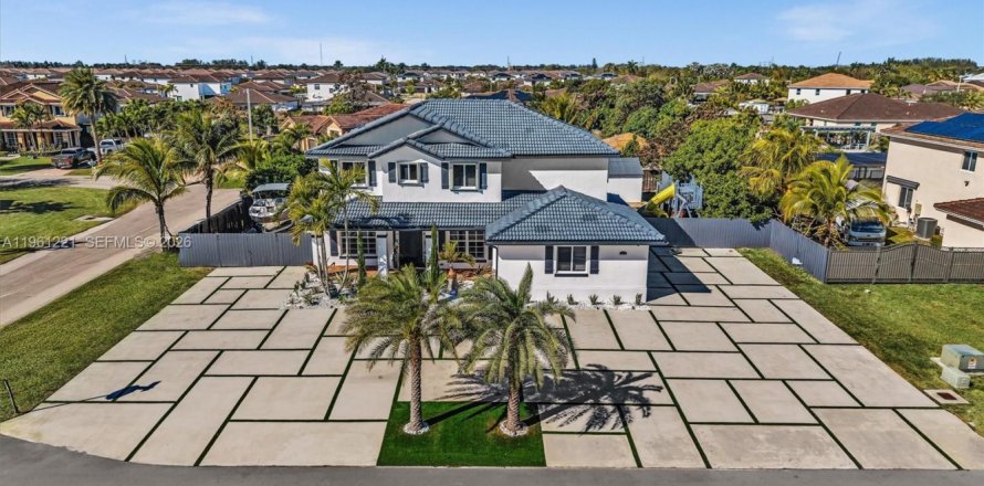 House in Miami, Florida 5 bedrooms, 290.97 sq.m. № 2022123