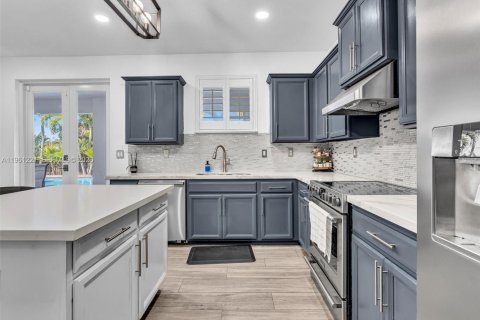 House in Miami, Florida 5 bedrooms, 290.97 sq.m. № 2022123 - photo 21