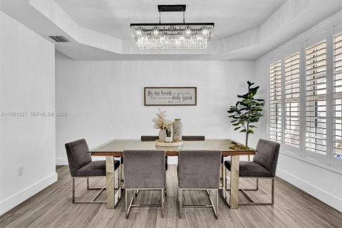 House in Miami, Florida 5 bedrooms, 290.97 sq.m. № 2022123 - photo 13