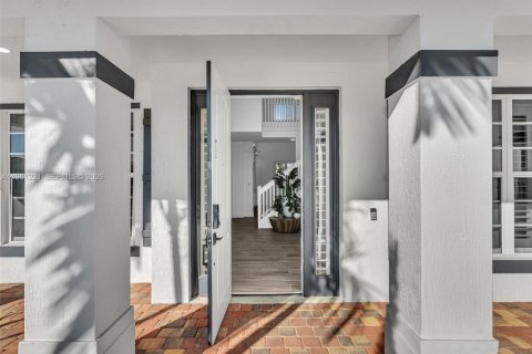 House in Miami, Florida 5 bedrooms, 290.97 sq.m. № 2022123 - photo 7