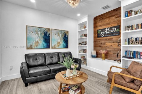 House in Miami, Florida 5 bedrooms, 290.97 sq.m. № 2022123 - photo 11