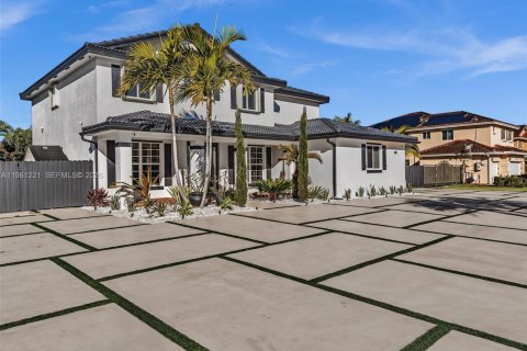 House in Miami, Florida 5 bedrooms, 290.97 sq.m. № 2022123 - photo 3