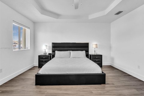 House in Miami, Florida 5 bedrooms, 290.97 sq.m. № 2022123 - photo 22