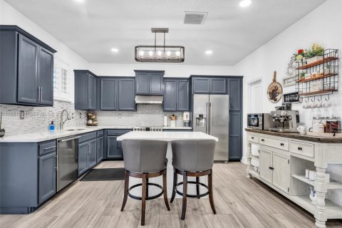 House in Miami, Florida 5 bedrooms, 290.97 sq.m. № 2022123 - photo 18