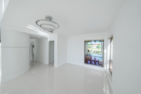 House in Boca Raton, Florida 5 bedrooms, 352.19 sq.m. № 1827543 - photo 8