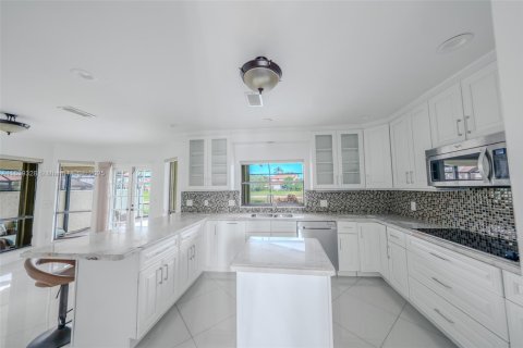 House in Boca Raton, Florida 5 bedrooms, 352.19 sq.m. № 1827543 - photo 10