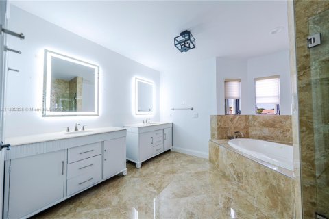 House in Boca Raton, Florida 5 bedrooms, 352.19 sq.m. № 1827543 - photo 16
