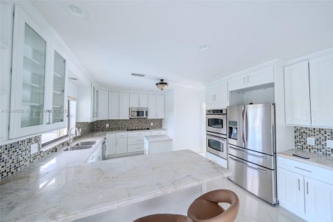 House in Boca Raton, Florida 5 bedrooms, 352.19 sq.m. № 1827543 - photo 11