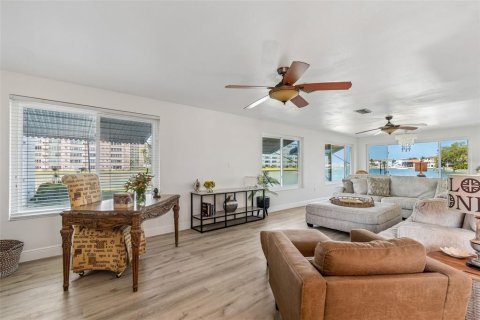Copropriété à vendre à Gulfport, Floride: 2 chambres, 131.92 m2 № 2147620 - photo 12