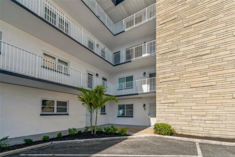 Copropriété à vendre à Gulfport, Floride: 2 chambres, 131.92 m2 № 2147620 - photo 3