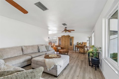 Copropriété à vendre à Gulfport, Floride: 2 chambres, 131.92 m2 № 2147620 - photo 13
