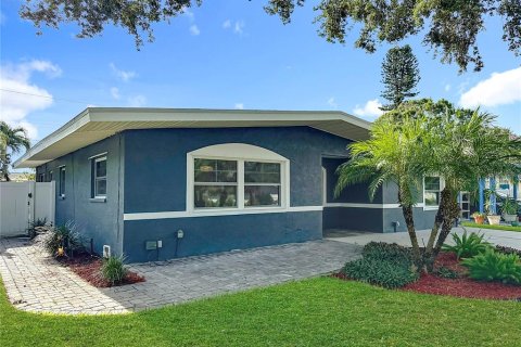 House in Saint Petersburg, Florida 4 bedrooms, 160.91 sq.m. № 1882944 - photo 6