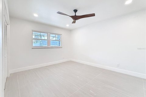 House in Saint Petersburg, Florida 4 bedrooms, 160.91 sq.m. № 1882944 - photo 29