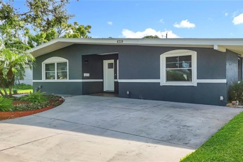 House in Saint Petersburg, Florida 4 bedrooms, 160.91 sq.m. № 1882944 - photo 2