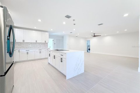 House in Saint Petersburg, Florida 4 bedrooms, 160.91 sq.m. № 1882944 - photo 14